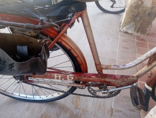 Bicicleta antigua de varilla con todo de serie su