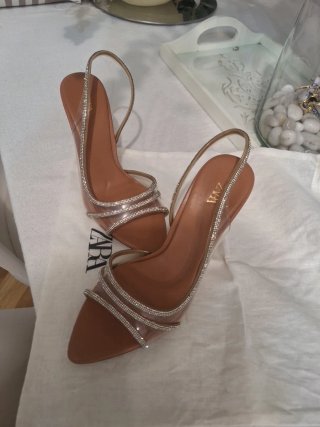 Zapatos Zara tacón, transparente con pedrería