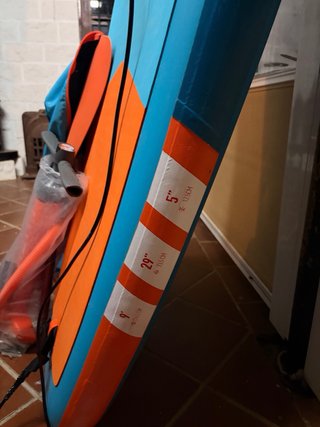 Tabla de paddle surf azul y naranja