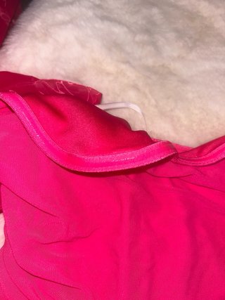 Vestido fucsia palabra de honor con volantes