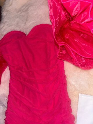 Vestido fucsia palabra de honor con volantes