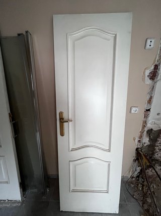 Puerta blanca interior con manilla dorada