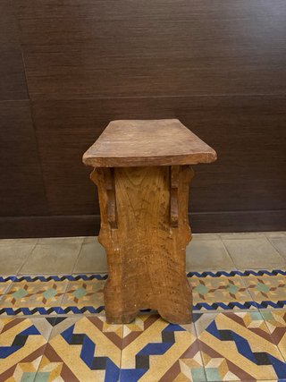 Mesa auxiliar / taburete rústico de madera
