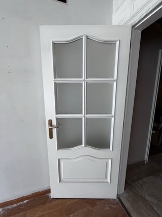 Puerta blanca con cristal