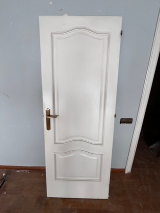 Puerta de madera blanca con molduras
