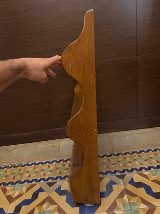 Estante de madera con cajones