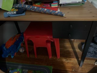 Escritorio madera y cajones negros