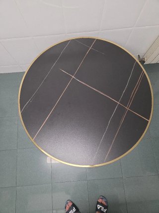 Mesa redonda piedra negra y oro