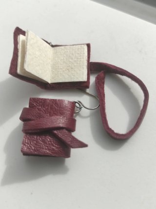 Pendientes de piel con forma de cuadernito