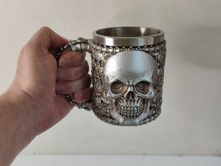 Taza multicalaveras de resina (400 ml capacidad)