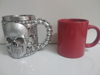 Taza multicalaveras de resina (400 ml capacidad)