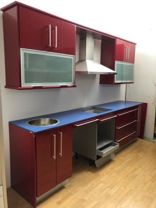 Cocina modular roja y azul