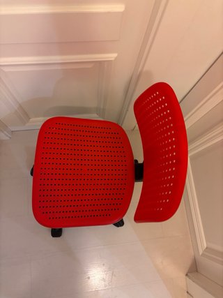 Silla de escritorio roja con ruedas