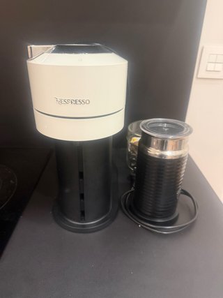 Cafetera Nespresso con espumador