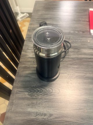 Cafetera Nespresso con espumador