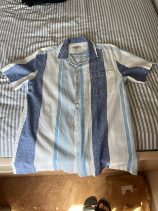 Camisa de rayas azules y blancas