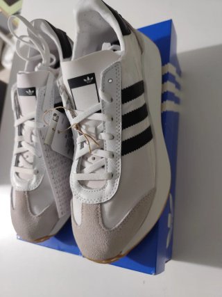 Zapatillas Adidas Blancas y Beige