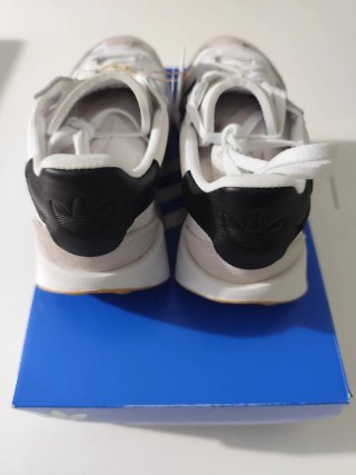 Zapatillas Adidas Blancas y Beige