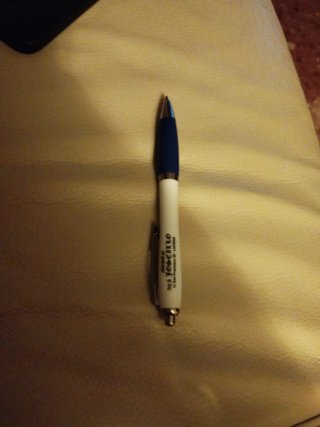 Bolígrafo azul y blanco