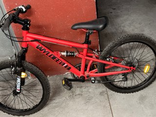 Bicicleta infantil roja