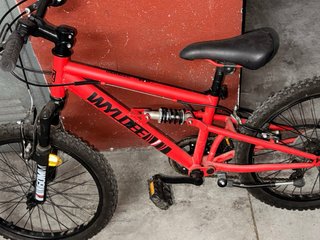 Bicicleta infantil roja