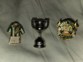 Lote de 3 pines Betis: Camiseta, Trofeo y Escudo