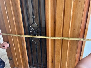 Puerta de madera maciza con cristal.