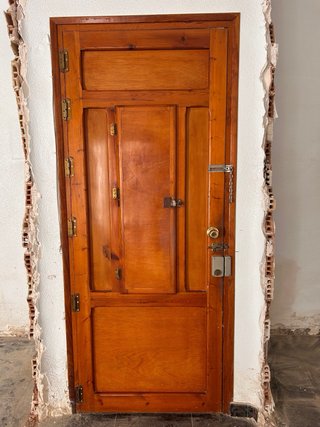 Puerta de madera maciza con cristal.