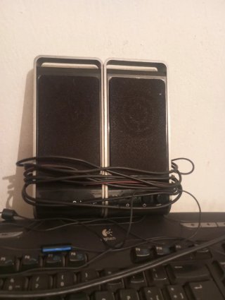 Monitor Samsung, tastiera, mouse, altoparlanti Logitech