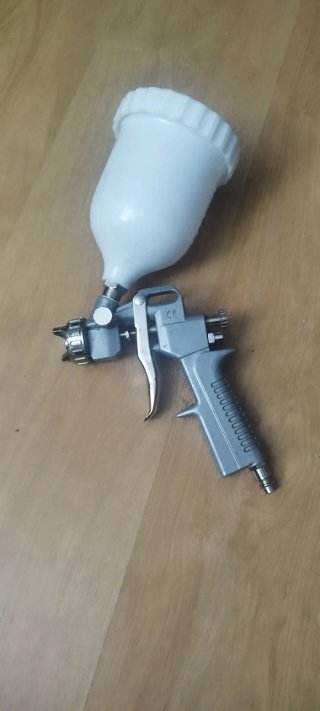 Pistola de pintar con depósito