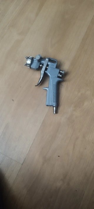 Pistola de pintar con depósito