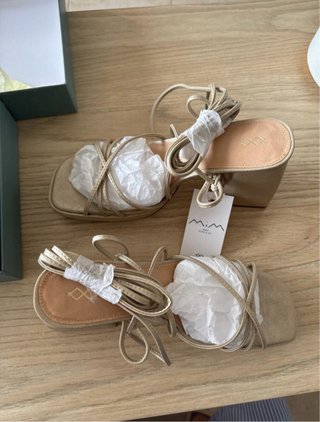 Sandalias MIM doradas atadas al tobillo
