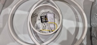 Lámpara LED moderna dorada y blanca