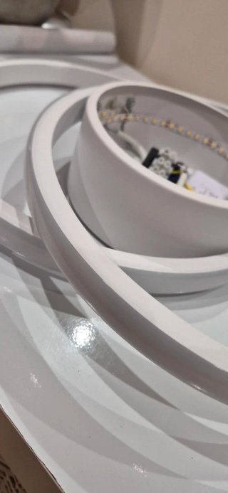 Lámpara LED moderna dorada y blanca