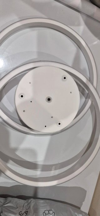 Lámpara LED moderna dorada y blanca
