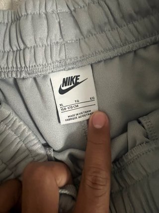 Pantalón corto Nike gris