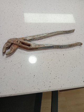 Llave de fontanero y alicates