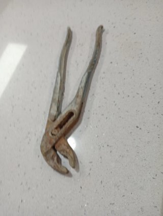 Llave de fontanero y alicates