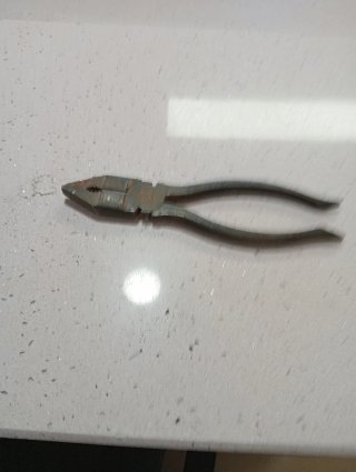 Llave de fontanero y alicates