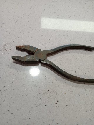 Llave de fontanero y alicates