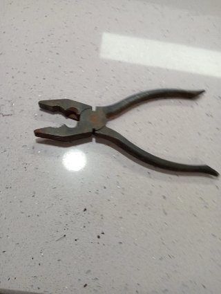 Llave de fontanero y alicates