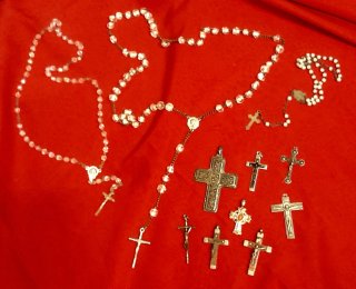 Lott di articoli religiosi antichi: rosari e croci