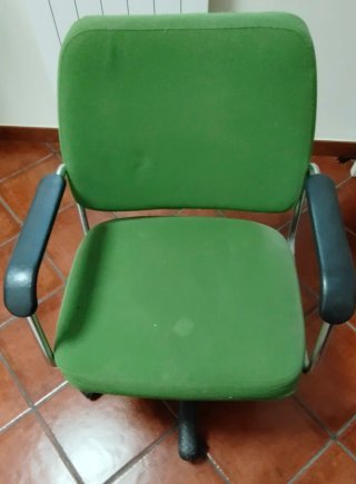 Silla de oficina ergonómica verde