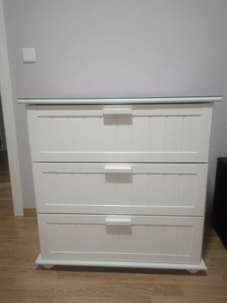 Cómoda de madera con 3 cajones y cristal