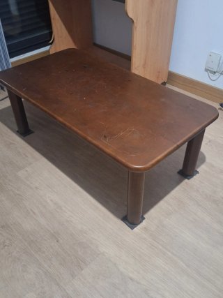 Mesa de salón de madera color roble