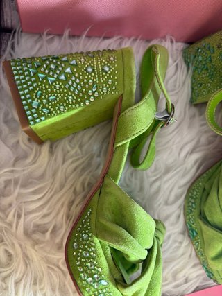 Sandalias Alma en Pena verdes con pedrería