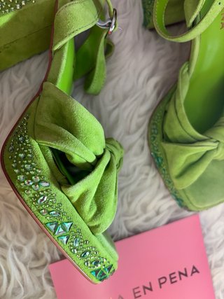Sandalias Alma en Pena verdes con pedrería
