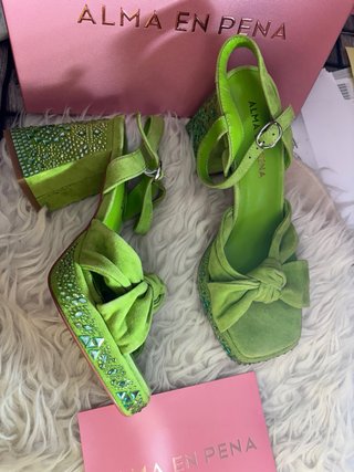 Sandalias Alma en Pena verdes con pedrería