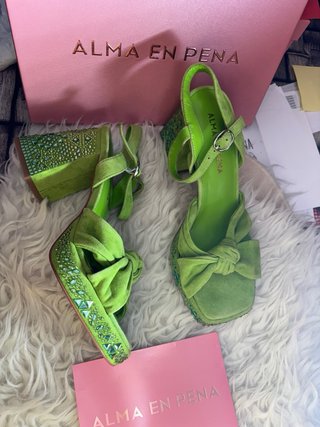 Sandalias Alma en Pena verdes con pedrería