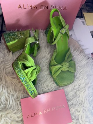 Sandalias Alma en Pena verdes con pedrería